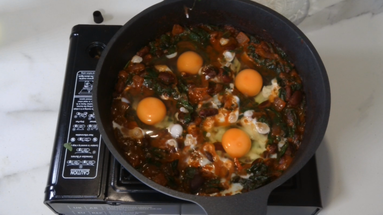 How To Make Spicy Baked Eggs And Kidney Beans
