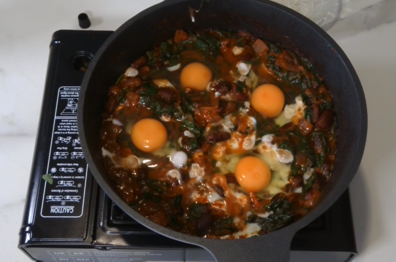 How To Make Spicy Baked Eggs And Kidney Beans